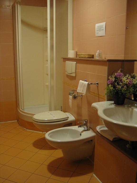 Hotel Italia Carmagnola Camera foto