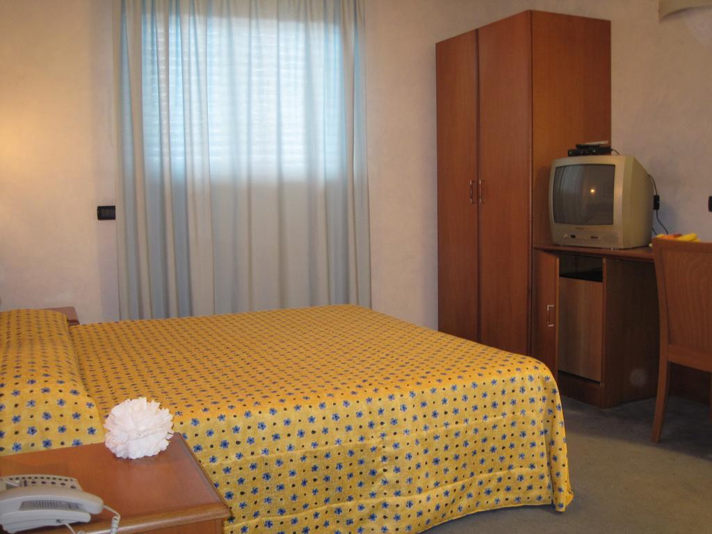 Hotel Italia Carmagnola Camera foto