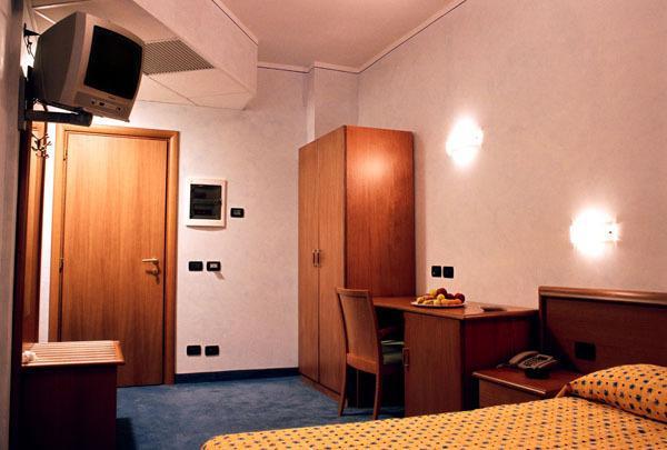 Hotel Italia Carmagnola Camera foto
