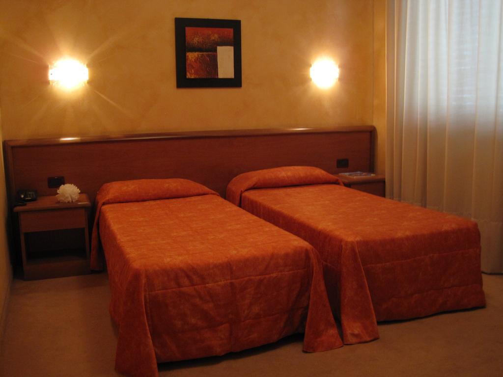 Hotel Italia Carmagnola Camera foto