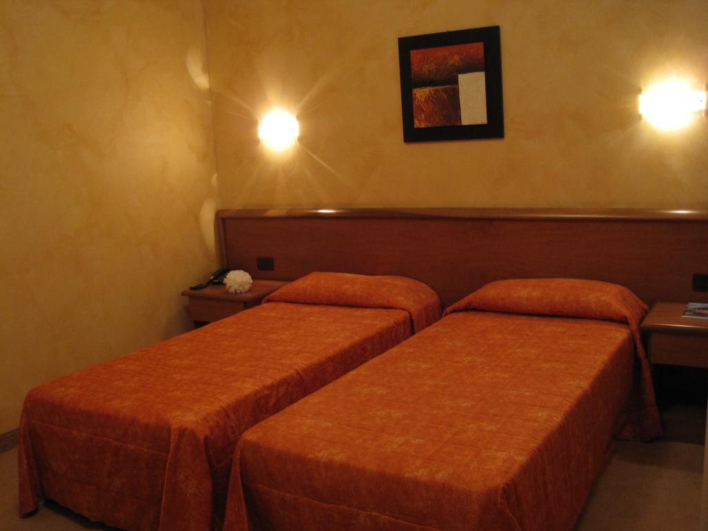 Hotel Italia Carmagnola Camera foto